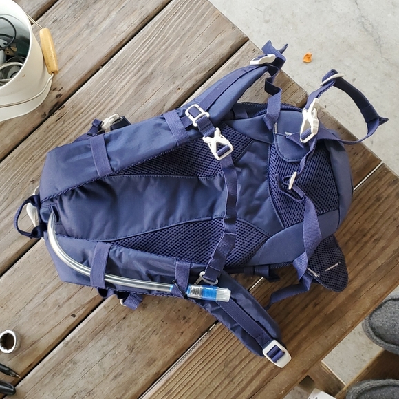 Back pack with water supply bladder - Picture 3 of 5